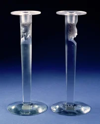 Karyatide, ein Paar Kerzenhalter (Glas)